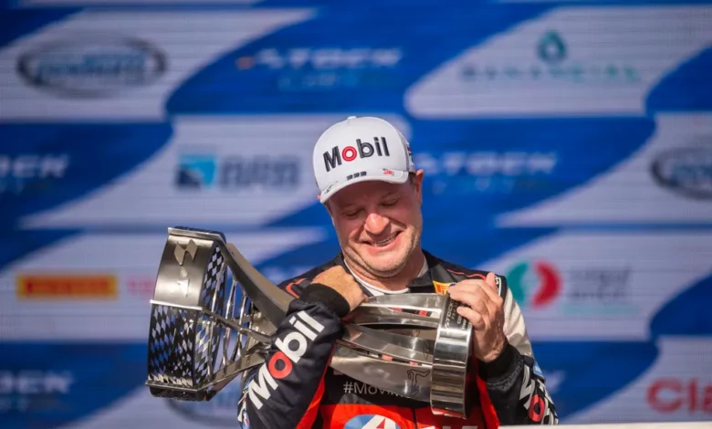 Rubens Barrichello com troféu do bicampeonato da Stock Car 2022, conquistado neste domingo — Foto: Duda Bairros